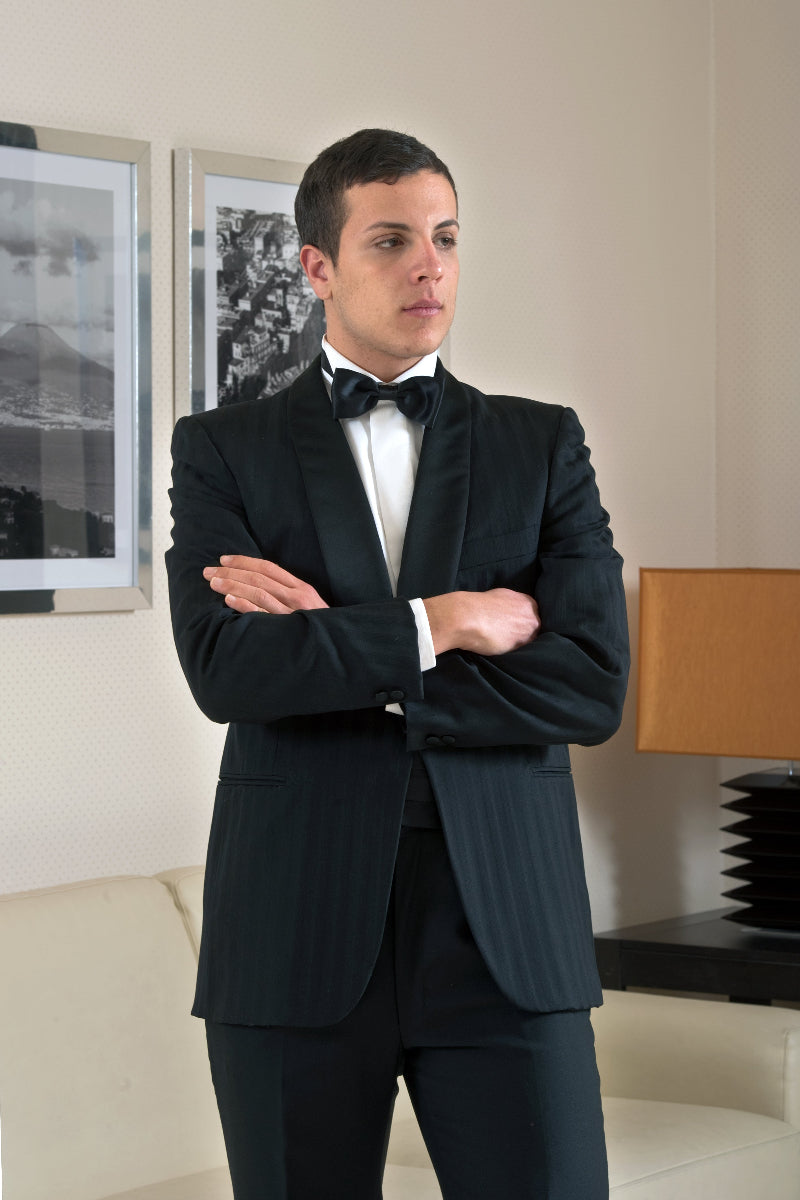 Smoking uomo nero elegante con rever satinato e papillon