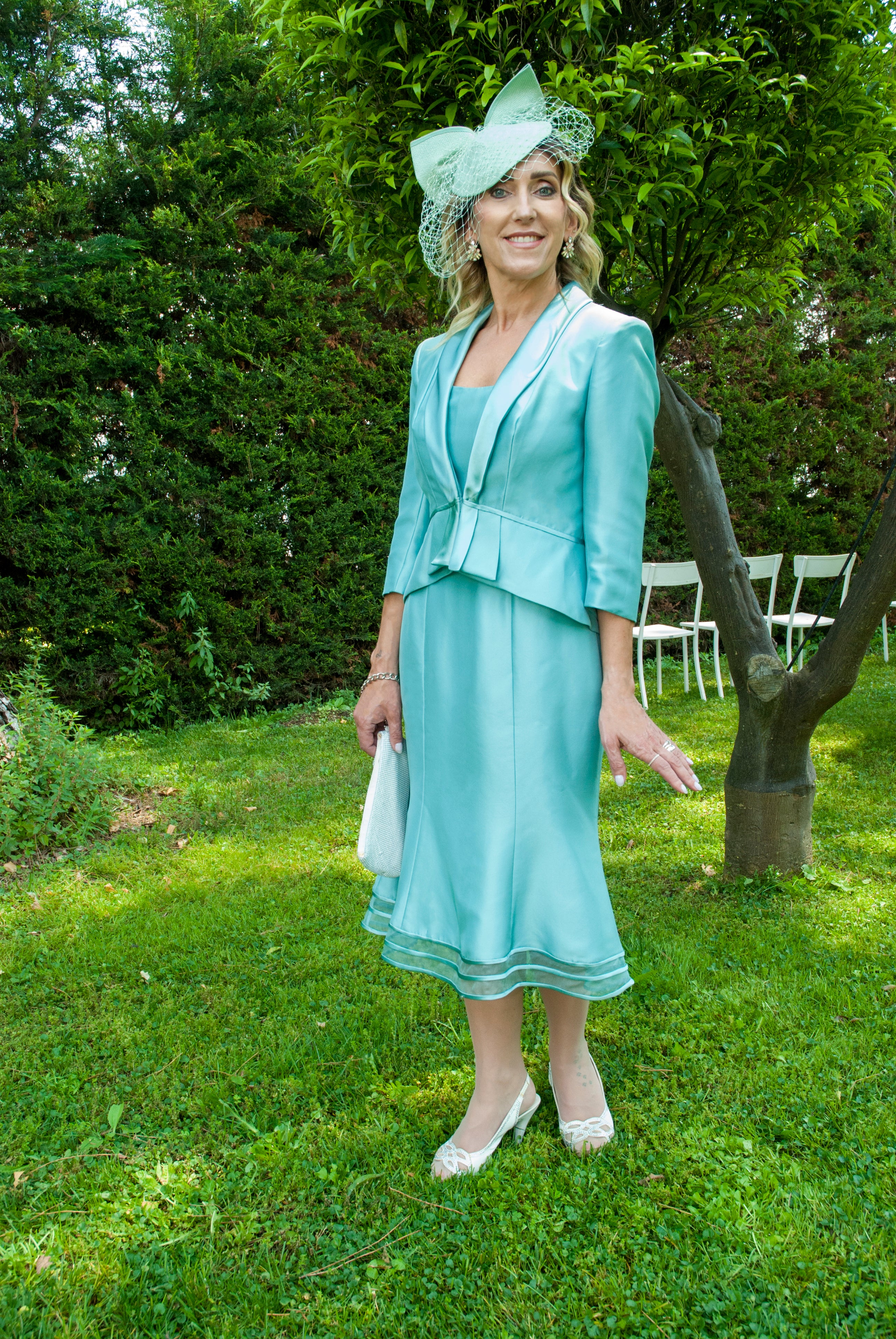 Abito da cerimonia tiffany con giacca coordinata e cappello elegante